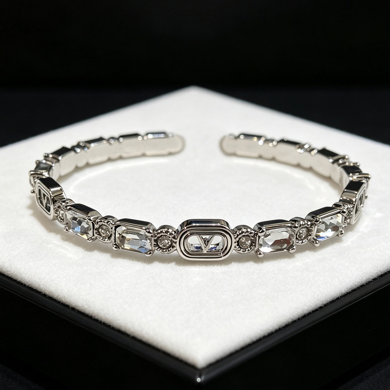 26 New geometric square white diamond bracelet, a luxurious and fashionable piece with a classic design, perfect for everyday wear and easy to match with any outfit, directly from the factory 26 New geometric square white diamond bracelet, a luxurious and fashionable piece with a classic design, perfect for everyday wear and easy to match with any outfit, directly from the factory