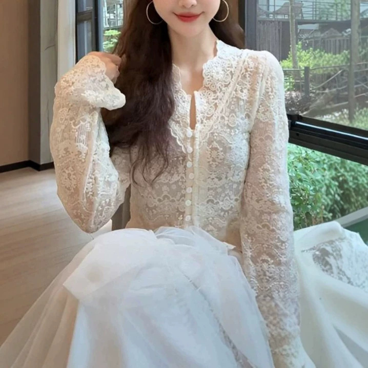 Lace top with a light luxury and high-end feel, white V-neck slim-fit base shirt, 2026 autumn new early autumn cardigan for women