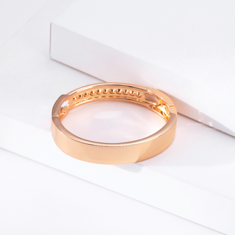 Mode Glänzende Hohle Diamant Federlegierung Offenes Armband Großhandel display picture 11