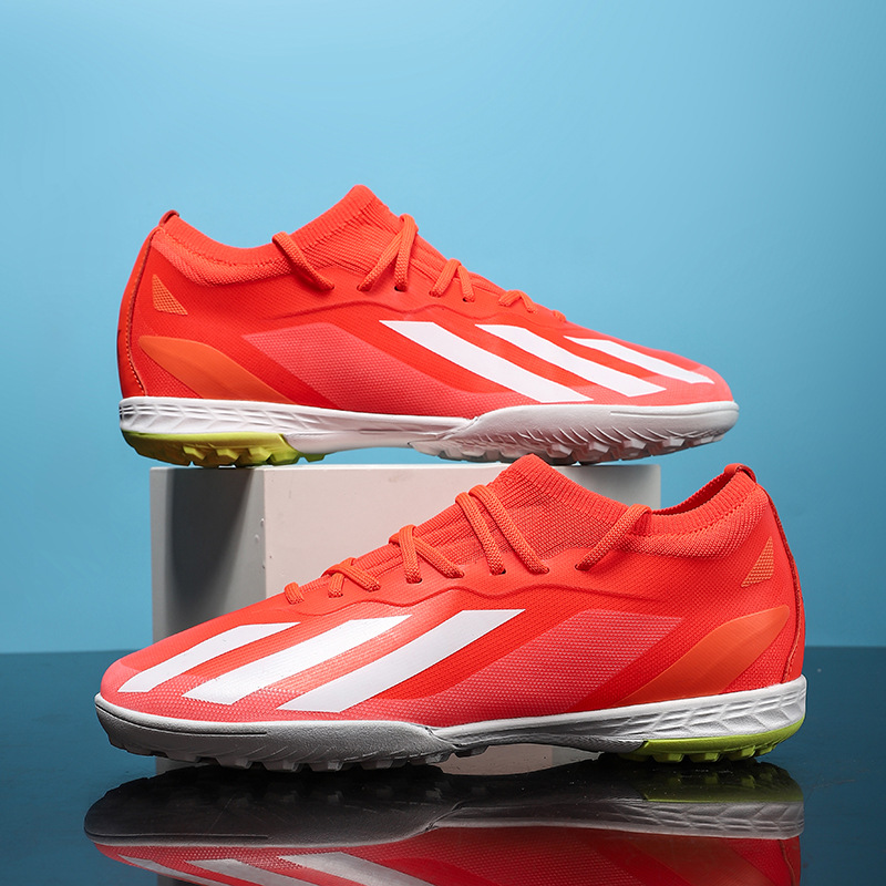 Nuevos zapatos de fútbol transfronterizos Putian zapatos de entrenamiento de entrenamiento de la Copa del Mundo de clavos largos de baja altura al por mayor