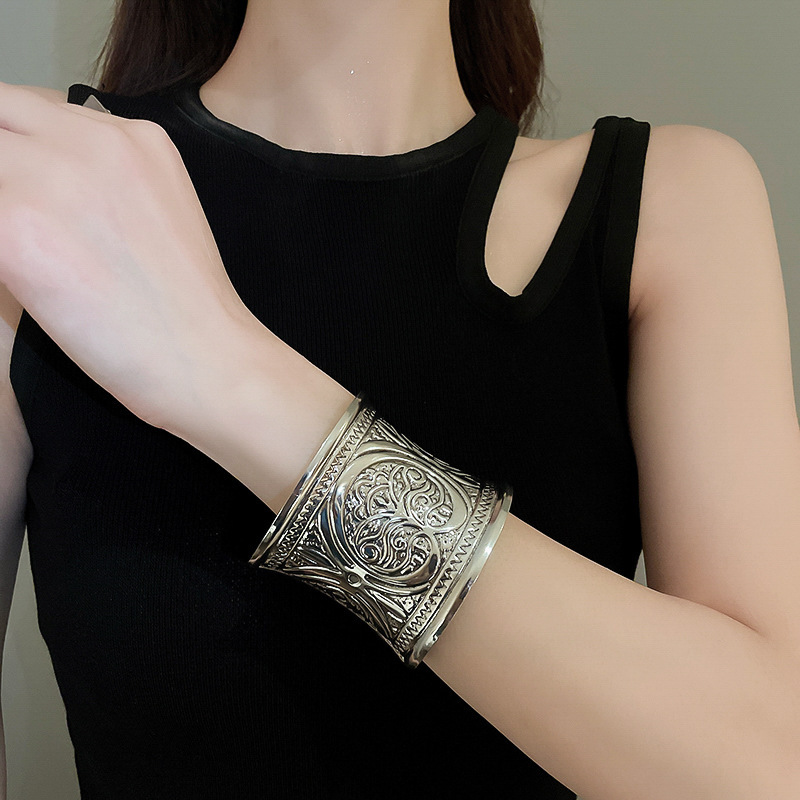 Pulsera plisada irregular de metal estilo europeo y americano fresco elegante pulsera personalidad de alto grado de lujo ligero pulsera al por mayor femenina