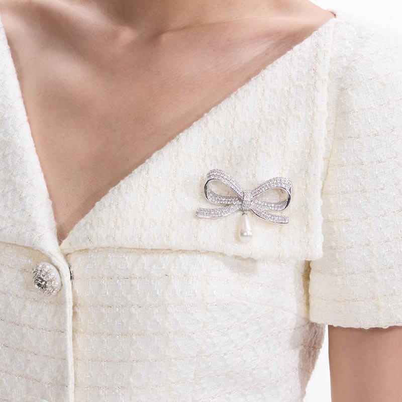 Europa y los Estados Unidos nuevos broches de arco con bordas trajes de diamante sofisticados accesorios de moda broche