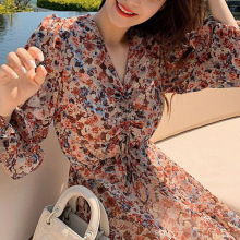 法式复古碎花连衣裙女2023春装新款收腰显瘦过膝v领雪纺打底裙子