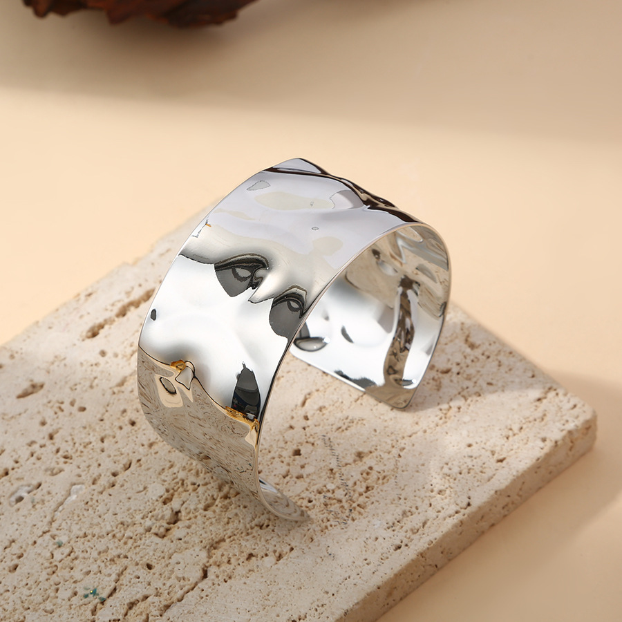 Pulsera de apertura de superficie ancha exagerada más vendida en Europa y América, cara plisada femenina, nueva joyería de lujo ligera de alta calidad original