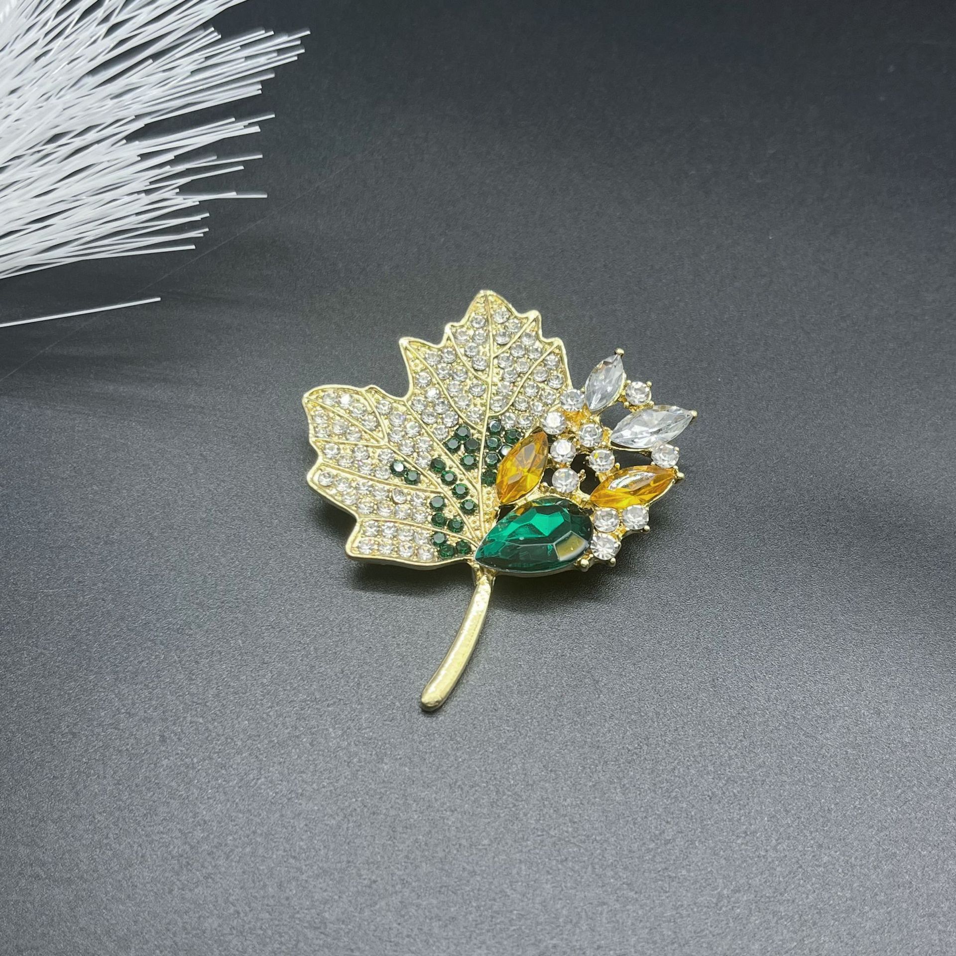 Broche Feuille D'érable Dorée Strass Style Année Du Serpent_voghion.com