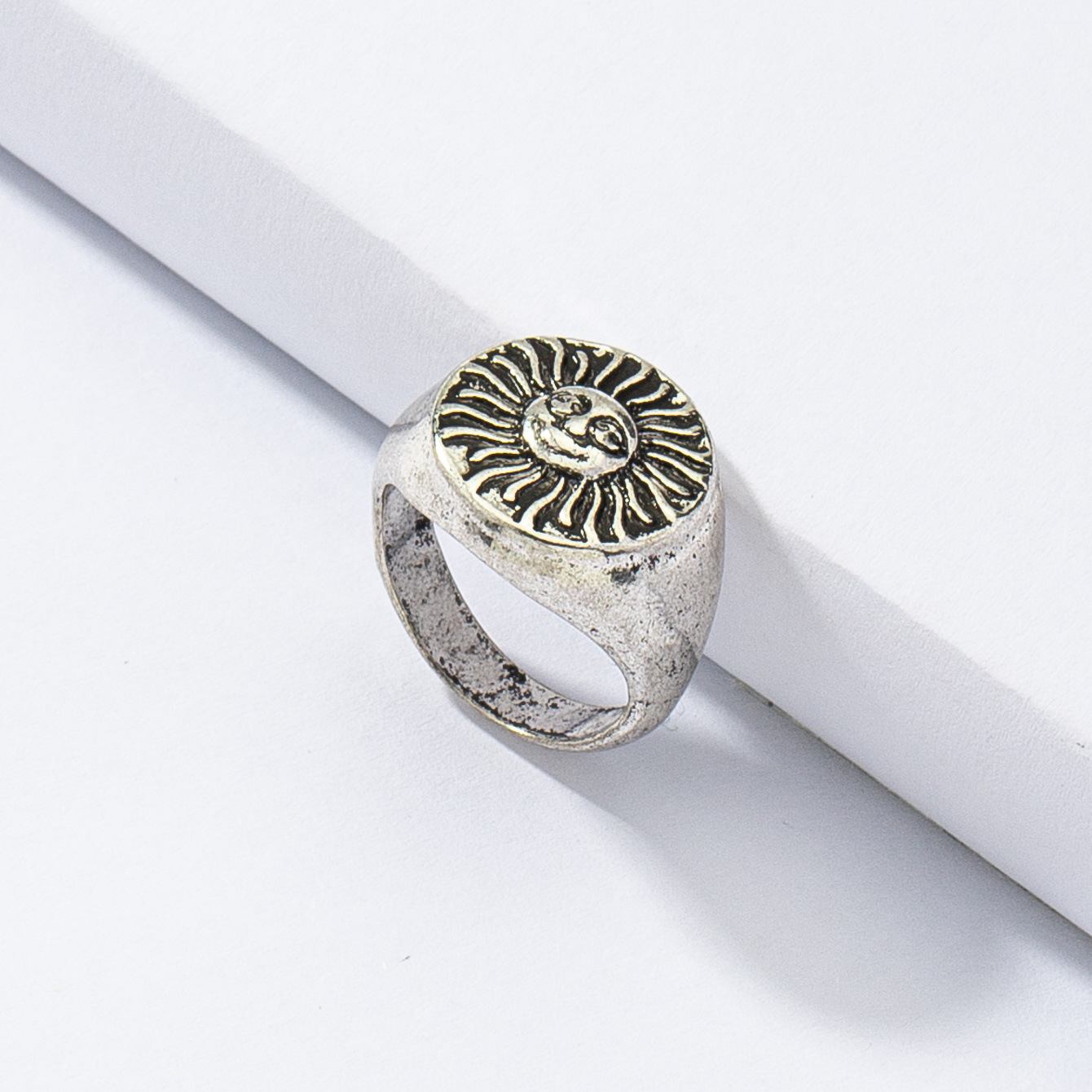 Simple Retro Sunflower Geometric Ring Wholesale Nihaojewelry display picture 1