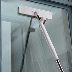手を洗って天井を拭かないで壁のタイルを洗って神器の台所をきれいにして屋根の棚を掃除します。