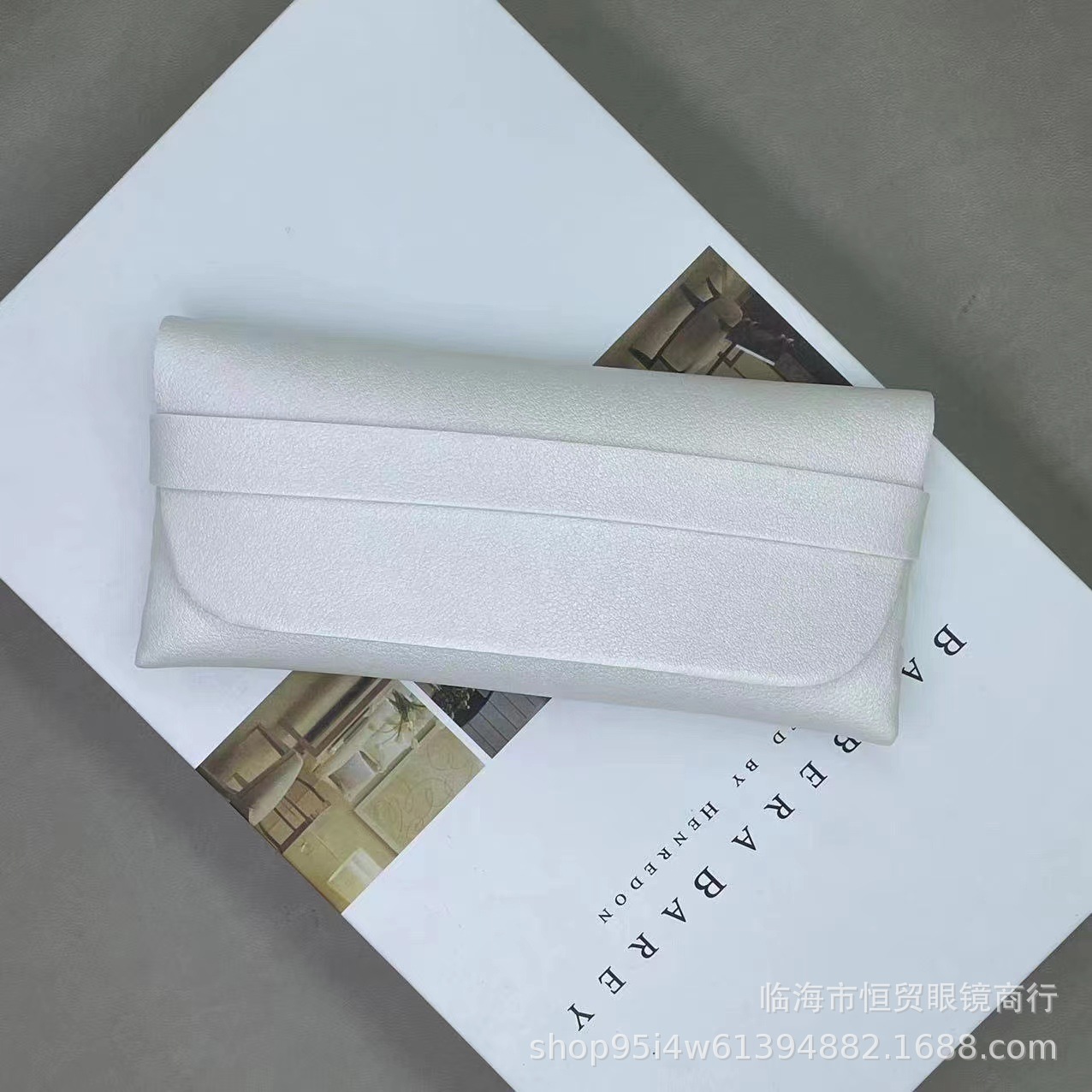 Glasses case High appearance level advanced sense glasses case Women's and men's wholesale glasses bag Portable sunglasses case Sunglasses storage box