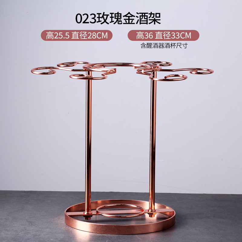 軽くて豪華な風の金色の酒の箱はワインの棚を飾ってワインの棚のワインの杯の棚を並べます。|undefined
