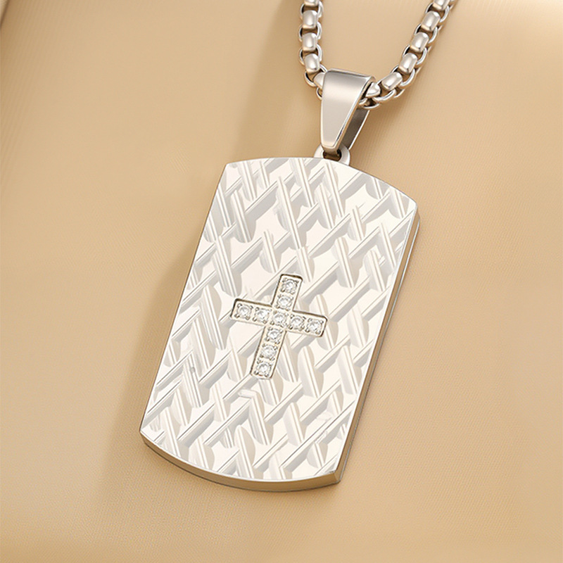 Collar de acero de titanio de todo fósforo con personalidad de moda, cruz corrugada oblicua femenina, collar de etiqueta de diamantes europeos y americanos, joyería de lujo ligera