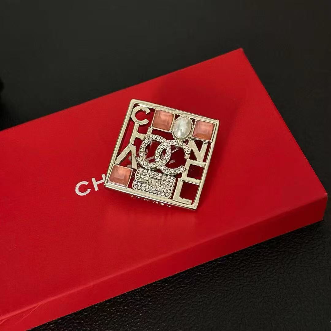 Classic Chanel-Style High-End Gold-Plated Brooch, Fashionable Retro Star Ocean Personality Trend, Sweet and Cool Heart Design