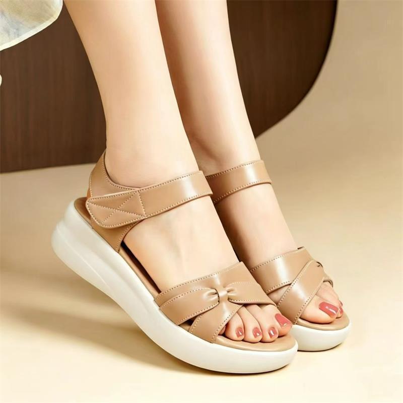 Sandalias de mujer verano 2026 nuevo confort universal velcro con suela suave de talón bajo plano antideslizante de mediana edad zapatos de madres