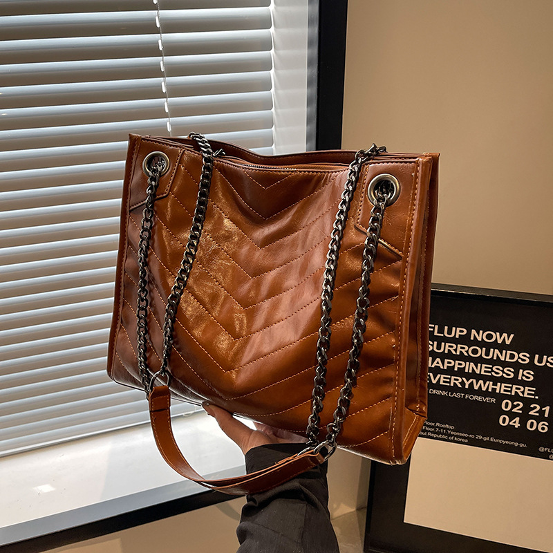 Lingge Chain Women's Large Capacity 2023 New Fashion One Shoulder Crossbody Autumn/Winter Texture Commuter Tote Bag_voghion.com