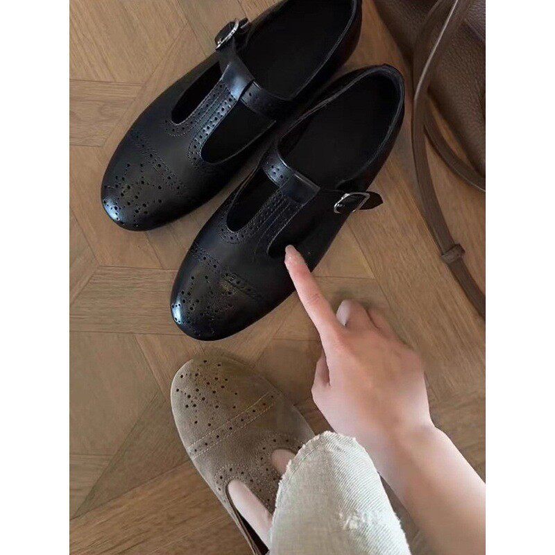 Giày bệt Mary Jane mũi tròn da lộn chạm khắc khóa chữ T phong cách retro, đế bằng 1 cm — Màu kaki, màu đen
