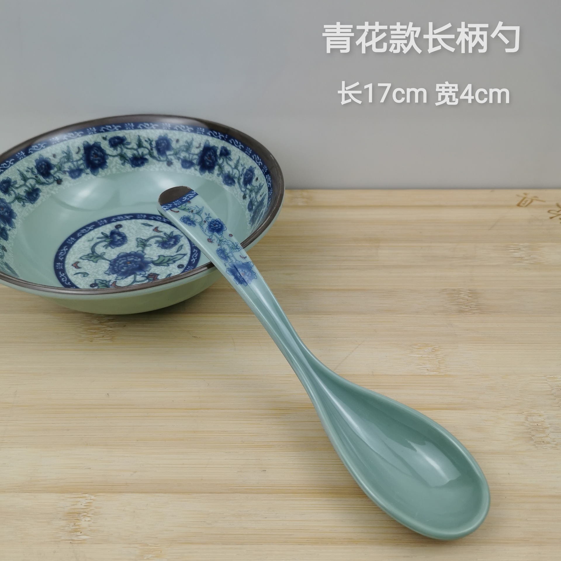 파란색과 흰색 긴 손잡이 숟가락