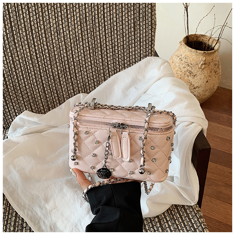 Bolso de moda con diamantes para mujeres 2026 nuevo bolso de cadena de diamantes de estilo extranjero, bolso de lujo ligero de alto nivel de hombro.