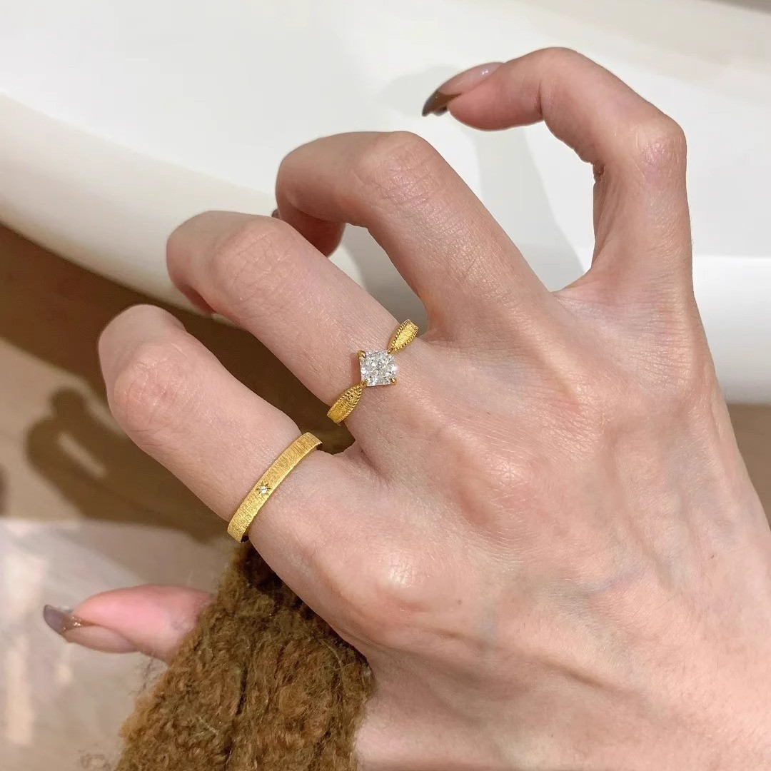 Französischer Vintage-Ring mit Prinzessschliff-Diamanten – leichter Luxus für Damen – vielseitiger Retro-Ring mit gebürstetem, quadratischem Design und geschnitzter Oberfläche._voghion.com