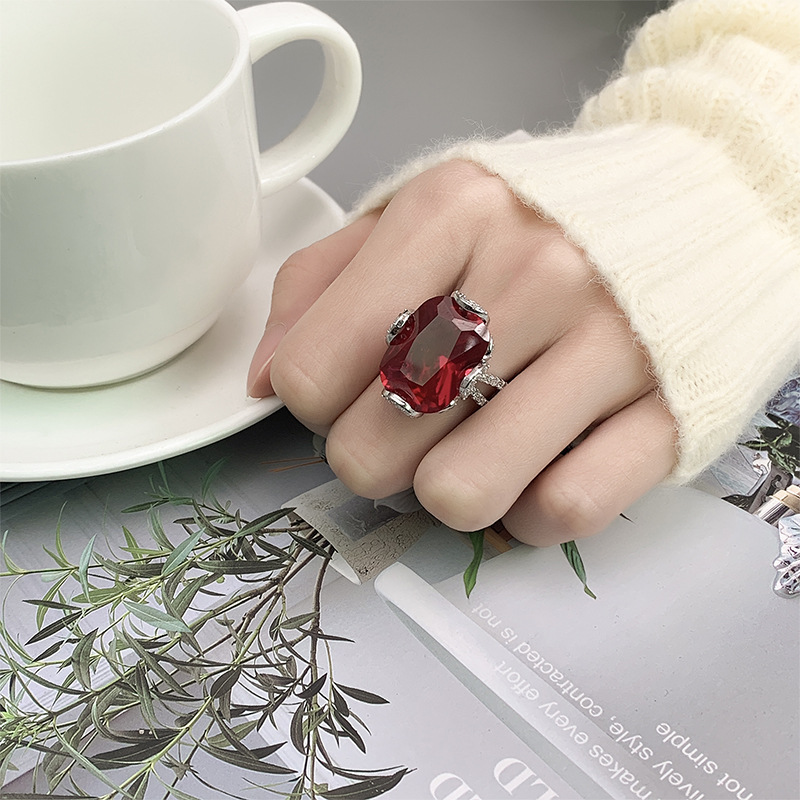 2024 nuevo estilo Zhuang Sheng joyería cobre inferior chapado en oro simulación color tesoro corindón grasa rectangular luz anillo de lujo hembra 15*25