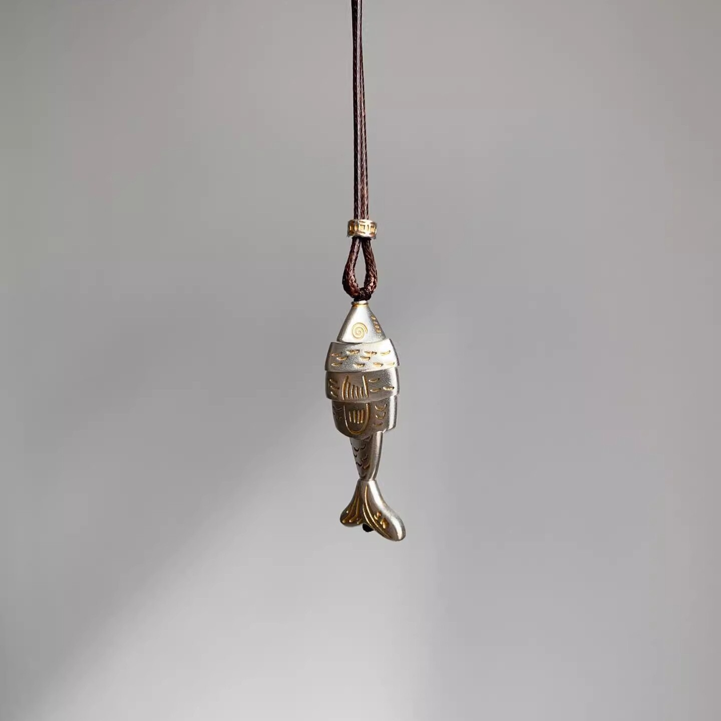 Vintage minimalist style spliced fish pendant necklace, unique design, exquisite long autumn and winter sweater chain