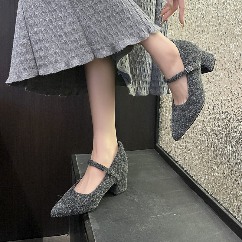 2025 nuevo tamaño pequeño de red francesa 33 super tacones de zapatos de mujer Mary Jane con zapatos de terciopelo puntuales de tacones gruesos