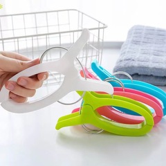 長さ16cm特大サイズのクリップが開いて布団を干します。