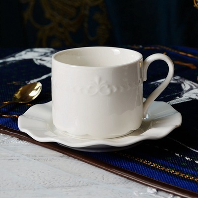 北歐風格簡約風格白色陶瓷咖啡杯碟套裝送壹瓷勺餐飲家居杯碟