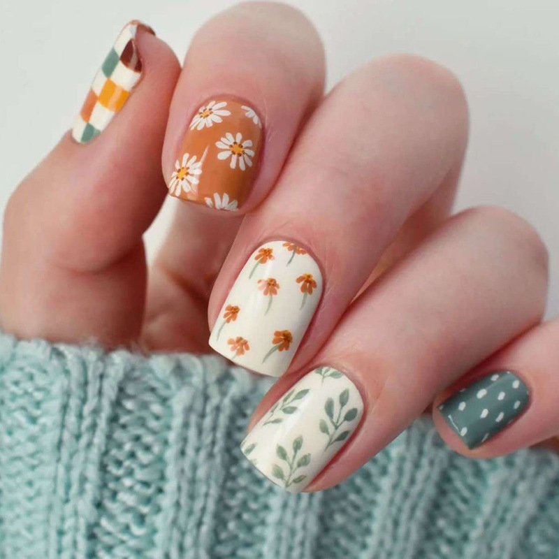 24 Pieces of Short Square Nails with Colorful Plaid Polka Dots, Artistic Daisies, Gentle Retro Freshness, Wearable Nails, Export Nail Art Pieces