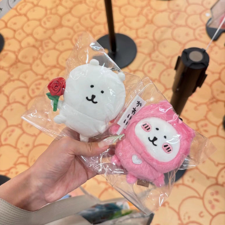 日本限定 ジイカワ バレンタインデーシリーズ 自虐クマが小さな赤い花のぬいぐるみペンダントをプレゼント|undefined