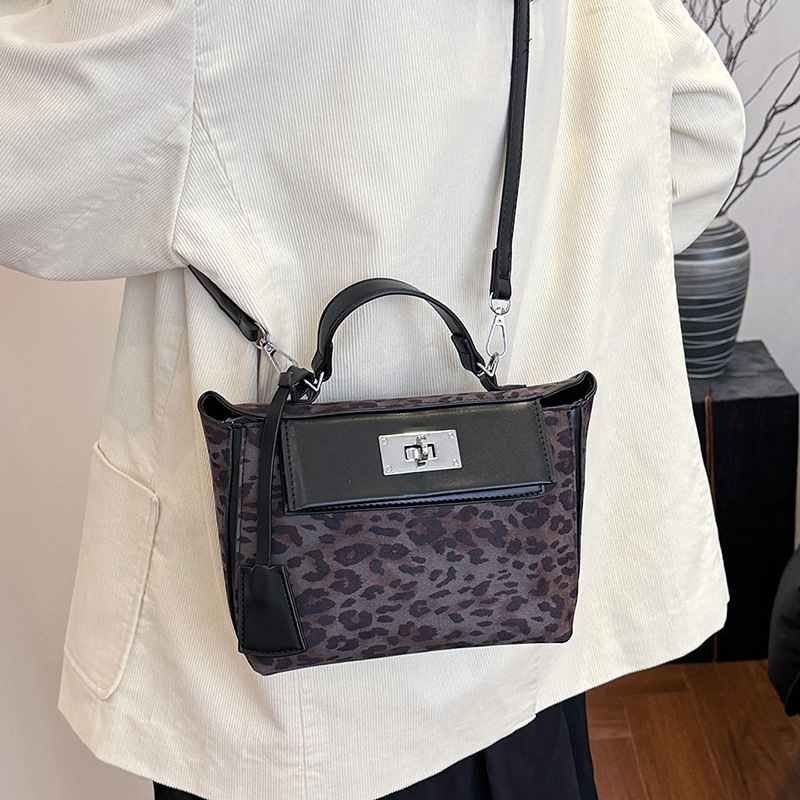 Otoño e invierno nicho bolso de leopardo para mujeres 2024 nuevo popular bolso de mochila de mano exquisita bolso de estilo occidental Kelly