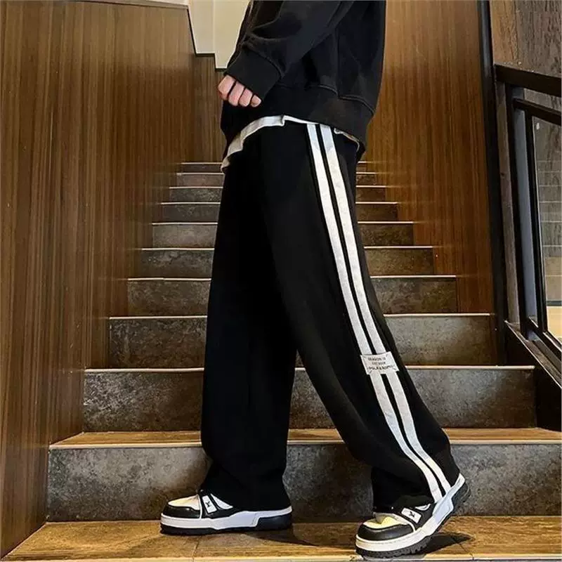 Осенне-зимние утолщенные модные женские спортивные штаны в полоску на флисовой подкладке в американском стиле ретро, ​​свободные прямые повседневные длинные брюки с широкими штанинами.