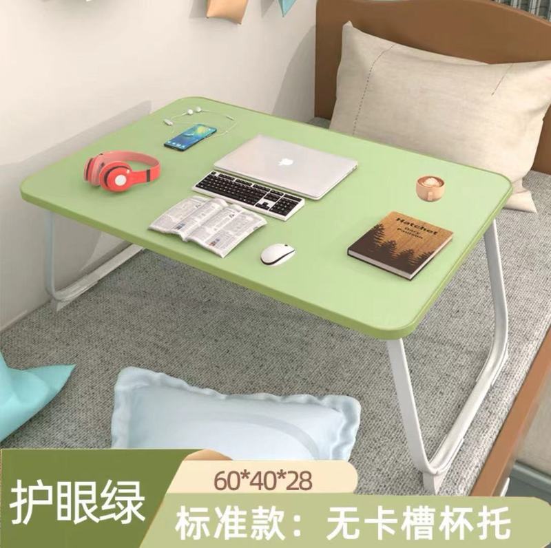 携帯用ベッドの上の小さなテーブルが窓をはねて折りたたみます。|undefined