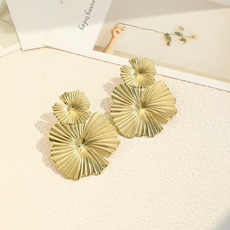 金色の耳飾り ~ 冷たい風の金属の質感の耳の輪のピアスの女性の個性はファッションの欧米の風の爆発的なイヤリングを合わせます。|undefined