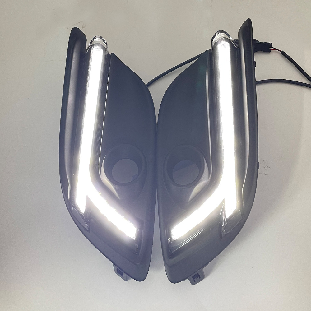 Aplicable corriente a la luz diurna de Mazda onksela de 17 años R nueva luz corriente de tres días del caballo versión extranjera