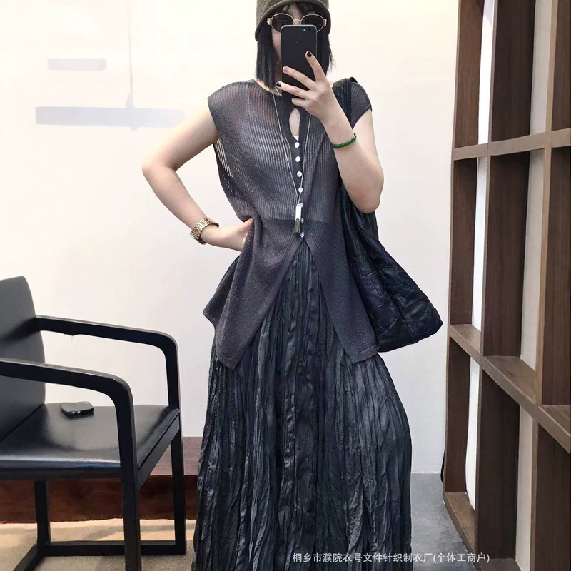 High-End Gray Dress Set for Women: Round-Neck Button-Up Top That Can Be Worn Front or Back + Crinkled Pleated Skirt, Artistic and Relaxed Style for Summer
