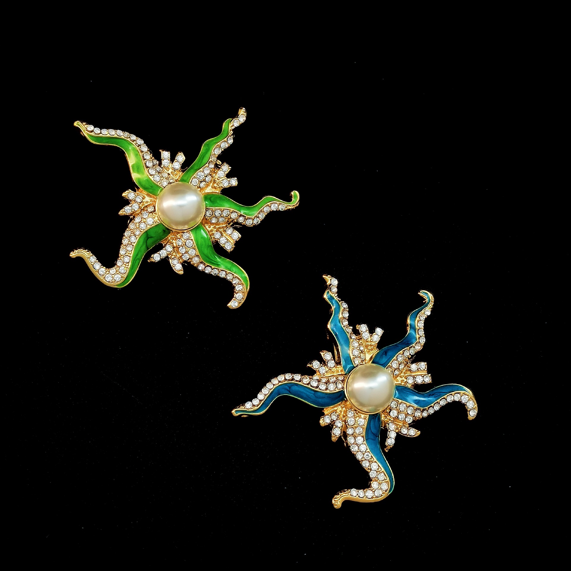 Europäisch-amerikanische Brosche im Zirkon-besetzten Emaille-Stil mit grün-blauen Perlen und unregelmäßigem Seestern in leuchtendem Gold, modisch und_voghion.com