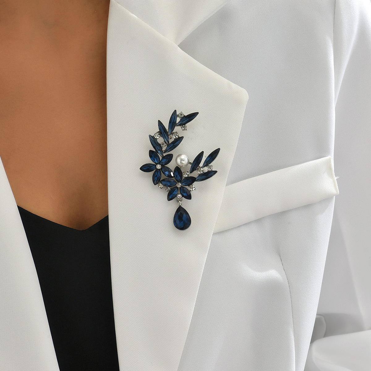 Elegante broche de moda de alta gama nuevo ramillete de cristal azul todo partido perla pin ropa accesorios regalo al por mayor
