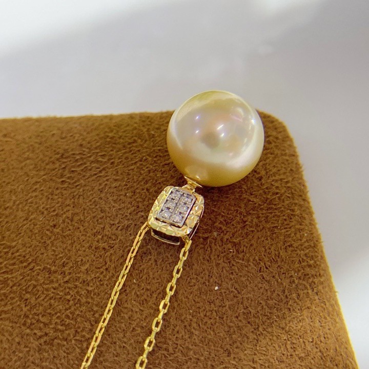 18k gold diamonds cast a unique diamond on the edge of the gorgeous…