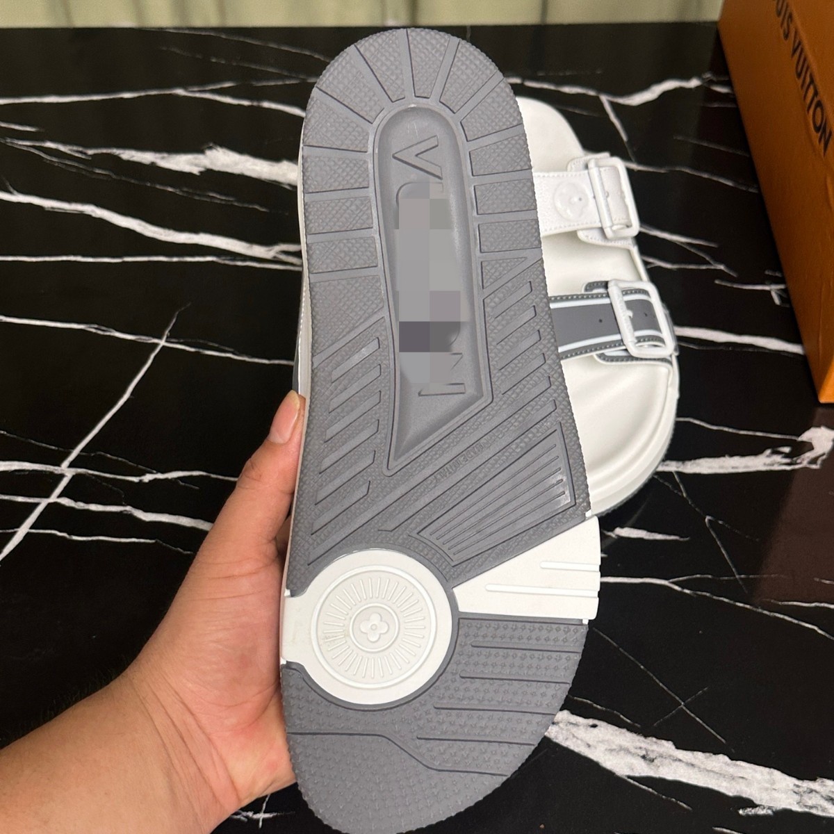 Zapatillas de moda para hombres con suela suave cómodas para usar zapatos de playa de cuero originales caja original de lujo marca de moda de doble cinturón de moda casual image 5