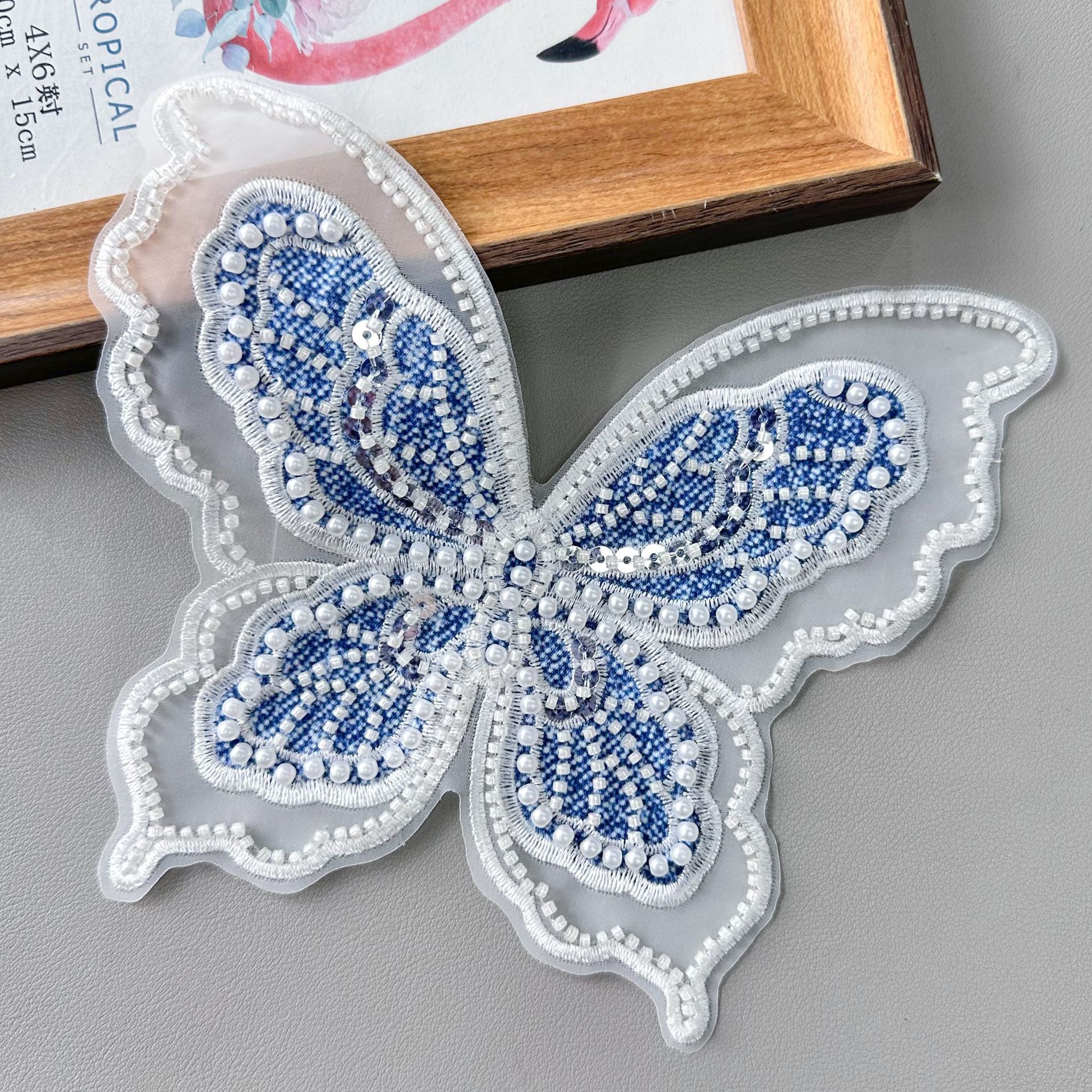 Nuevo azul y blanco bordado mariposa tela pegada doble capa de ergena accesorios de ropa DIY toque de pelo material denim