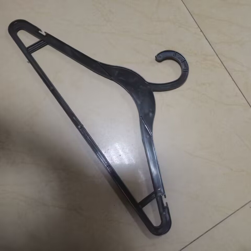 Wholesale Simple and Cheap Black Plastic Hangers Disposable Dry Cleaners Clothing Stores Hotels Thickeneded Practical Clothes Supports 18