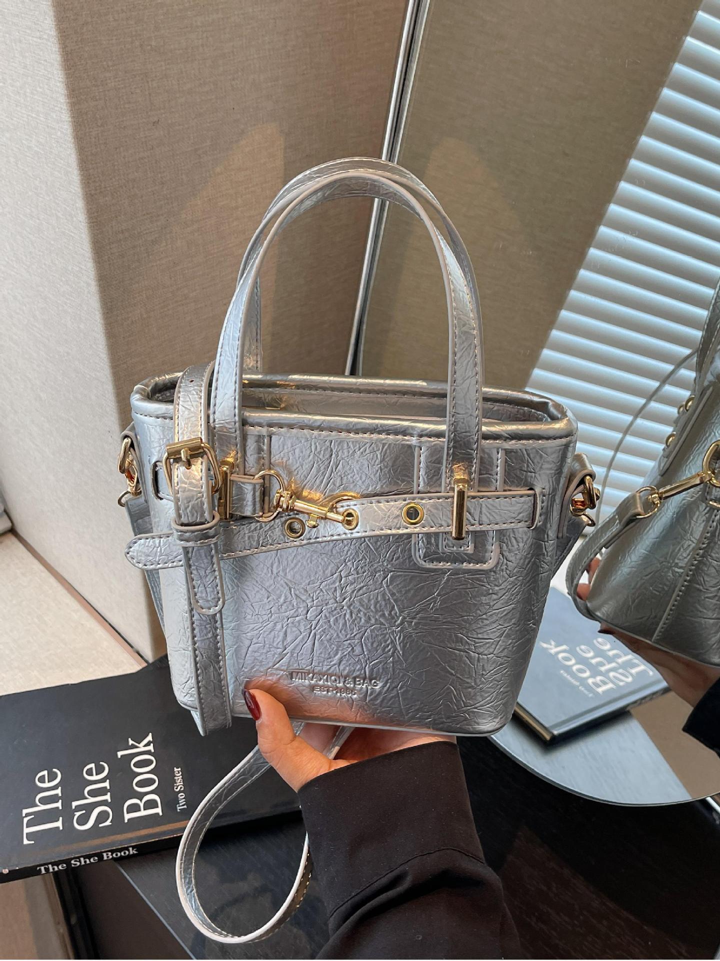 Comercio exterior de cercanías bolso de cubo de mano de todo fósforo femenino 2025 nuevo bolso de canasta de verduras de tendencia de todo fósforo bolso de mensajero de sentido avanzado