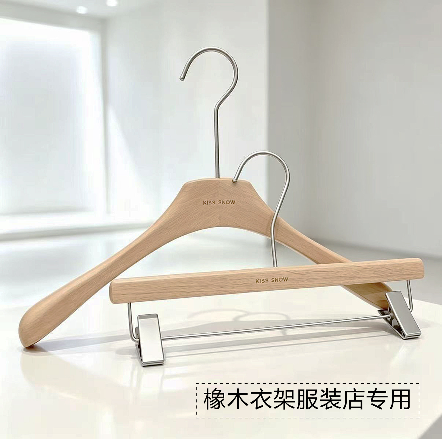 Perchas de Madera de Roble Antideslizantes para Tienda de Ropa Femenina