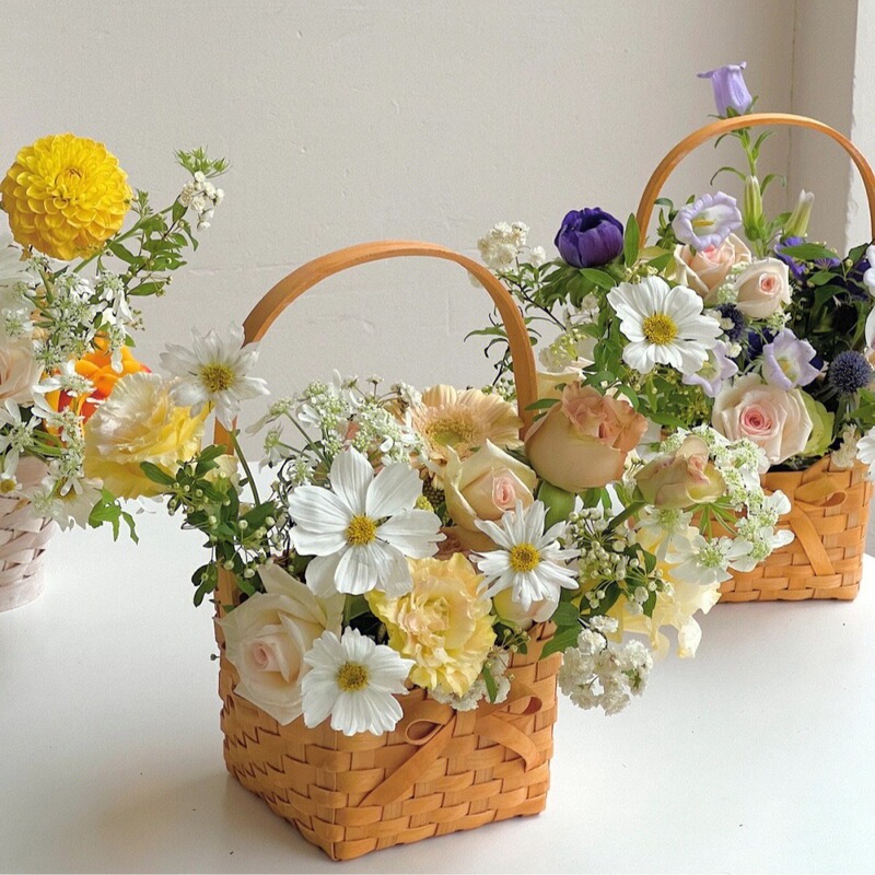 メーカーは手作りの蝶結びの花かごを提供しています。|undefined