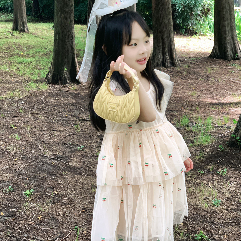 Versión coreana del bolso de hombro de niña de color sólido simple estilo occidental mini bolso de la axila portátil del bebé nuevo bolso de los niños plisado