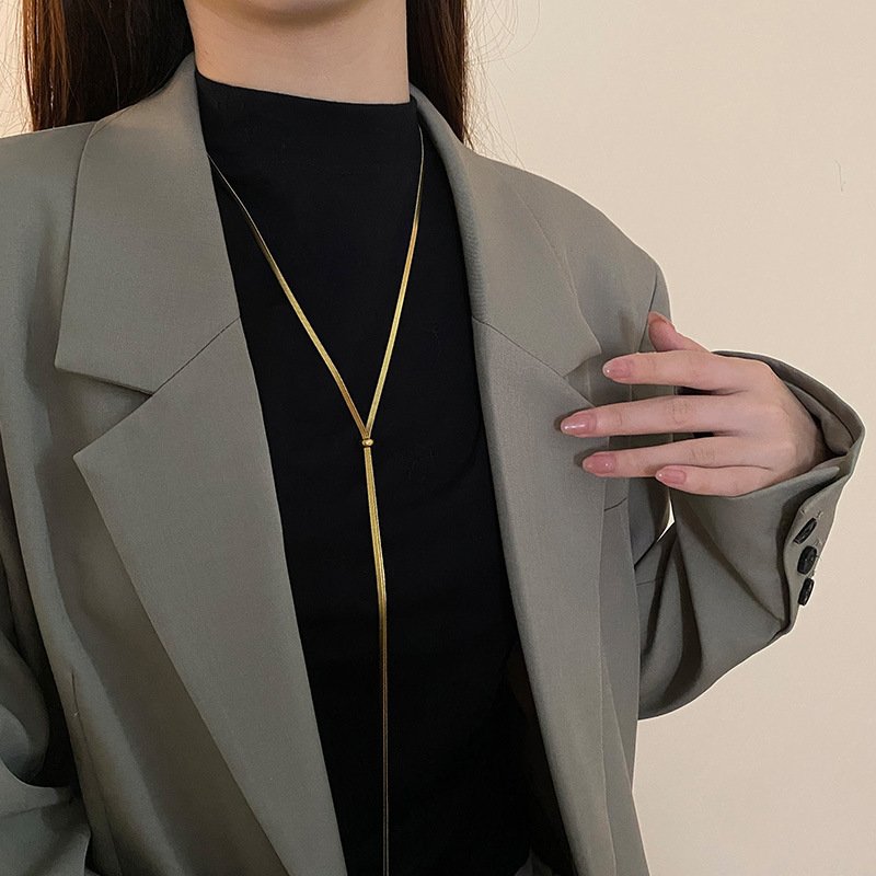 [collar de acero de titanio dorado + acero] collar de amor de nicho con cadena de clavícula avanzada en la moda de lujo ligero femenino