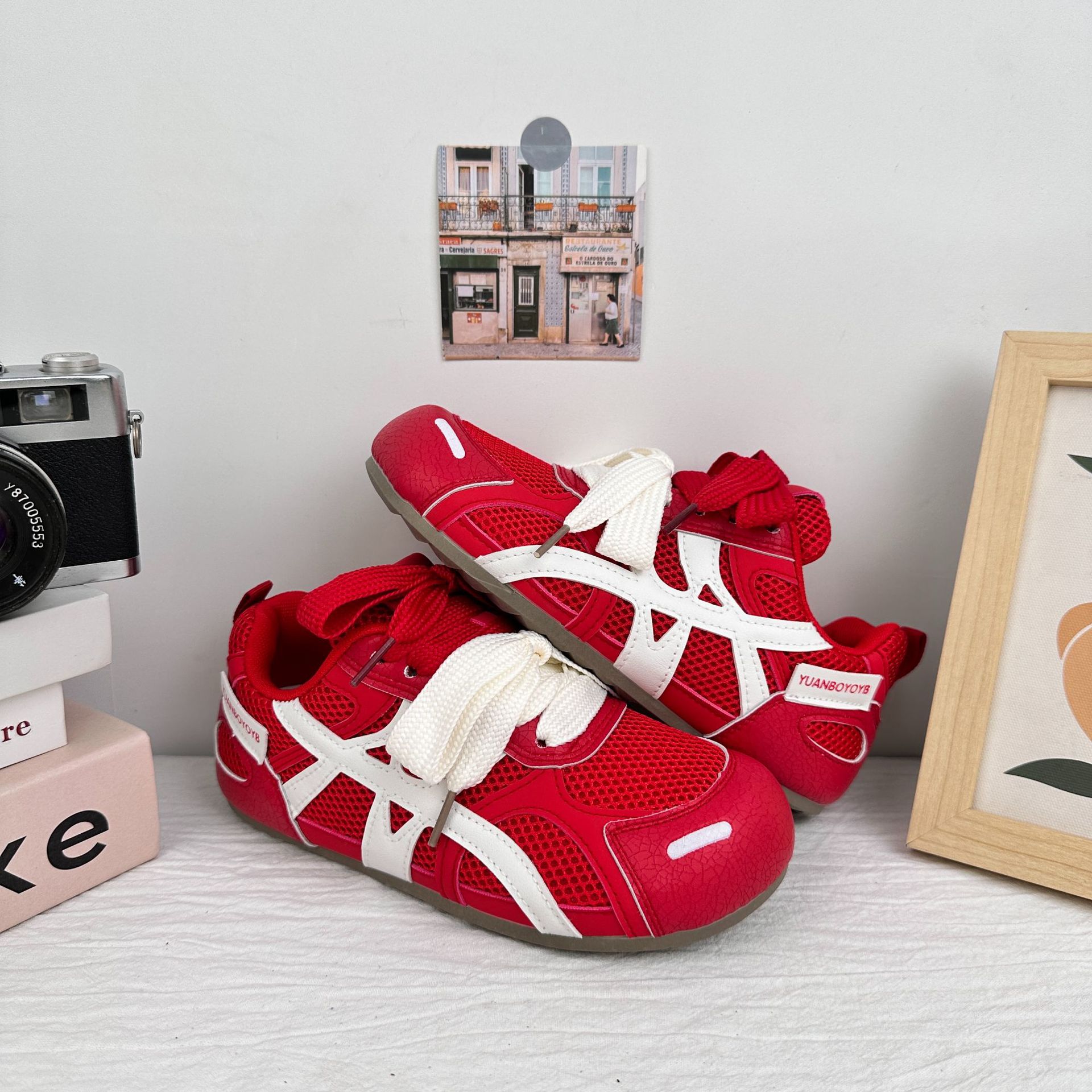 Yuanbo a través de la red fea y linda Forrest Gump zapatillas mujer 2025 verano nuevo nicho versión coreana del entrenamiento alemán deportes pequeños zapatos blancos en nombre del cabello