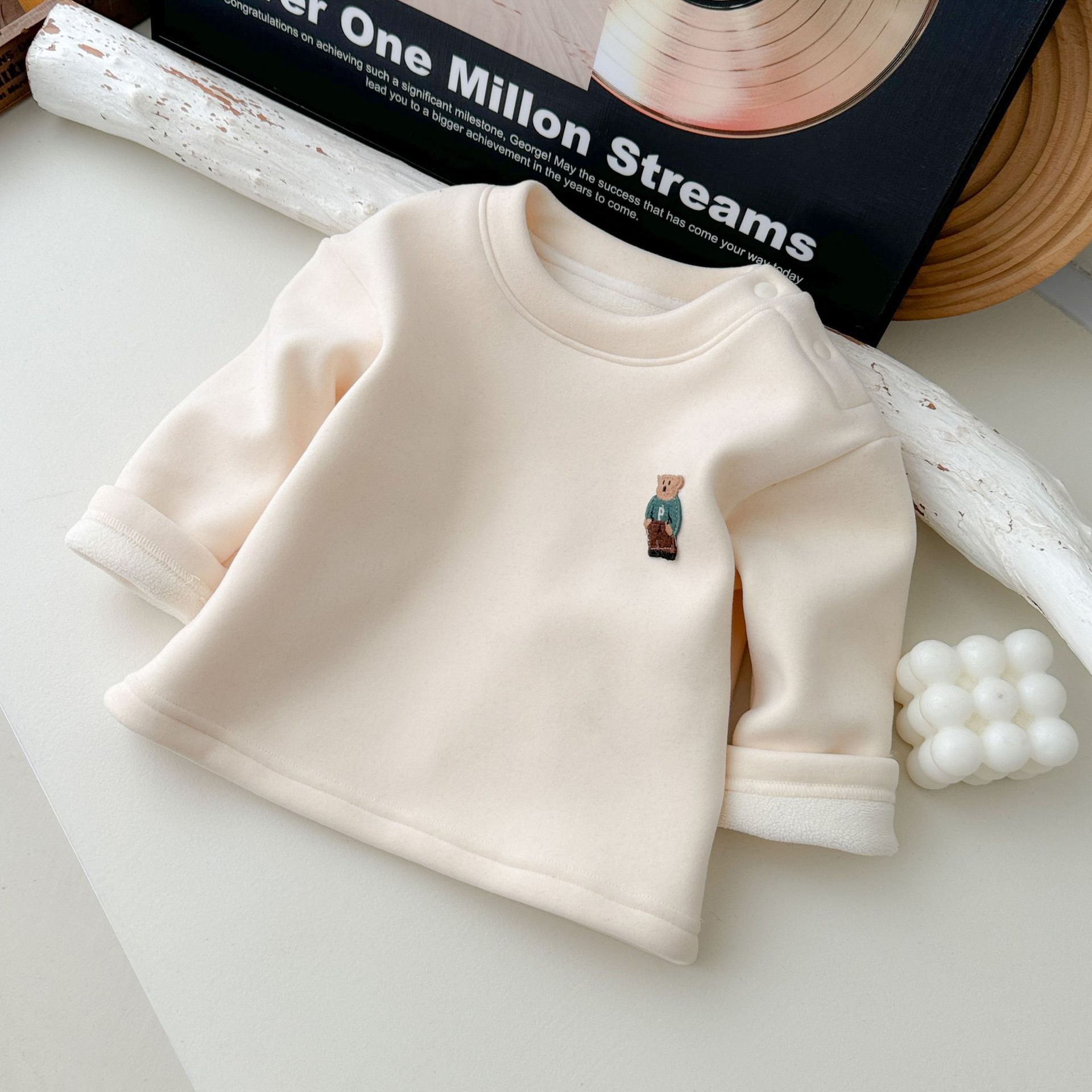 Traje de ropa para niños para bebés coreanos 2024 otoño e invierno nuevo producto traje de escalada de terciopelo de trigo dorado mono de dos piezas para bebés masculinos