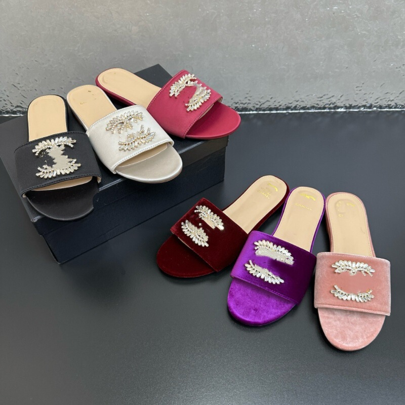 Ding Version 2025 Summer New Style Flats Sandals for Women to Wear Outside, Small Fragrant Style, Not Tiring Feet, Velvet Rhinestone One-Strap Slippers
