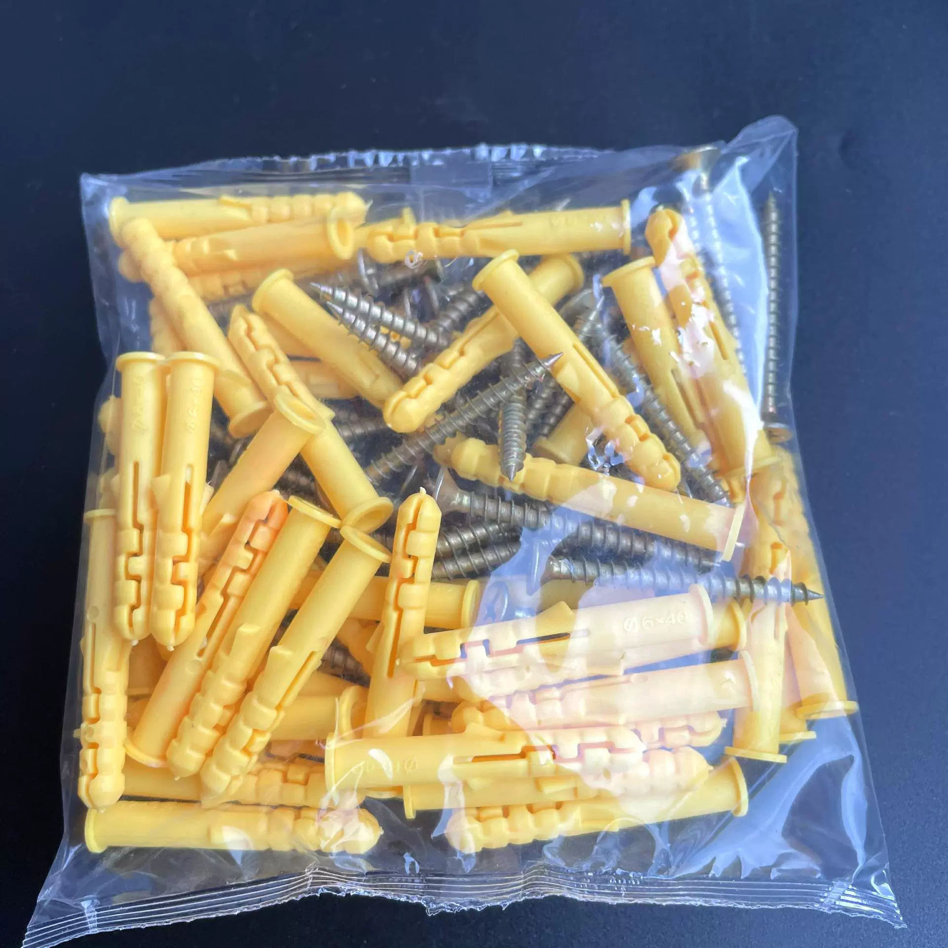 小黄鱼塑料膨胀管 50套装带钉胀塞组合 M6x40膨胀管M4x40自攻螺丝