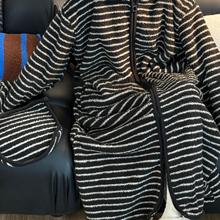 黑白条纹珊瑚绒连帽睡衣女冬季新款加绒加厚保暖家居服大码睡袍冬
